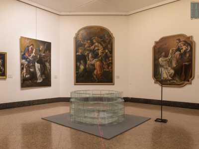 Superata la moderna Il pozzo dei desideri di Ada Costa, oltre la quale spiccano le tele secentesche dei pugliesi Nicola Gliri e Andrea Miglionico...